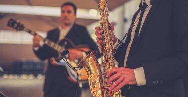 Un saxophoniste et un guitariste