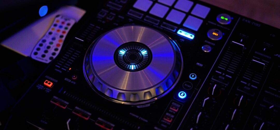 découvrez notre gamme complète d'équipements pour dj, incluant des platines, mixers, enceintes et accessoires. parfait pour les professionnels et amateurs souhaitant créer des sets inoubliables !