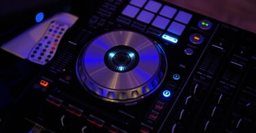 découvrez notre gamme complète d'équipements pour dj, incluant des platines, mixers, enceintes et accessoires. parfait pour les professionnels et amateurs souhaitant créer des sets inoubliables !