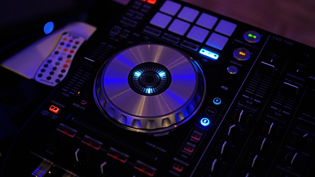 découvrez notre gamme complète d'équipements pour dj, incluant des platines, mixers, enceintes et accessoires. parfait pour les professionnels et amateurs souhaitant créer des sets inoubliables !