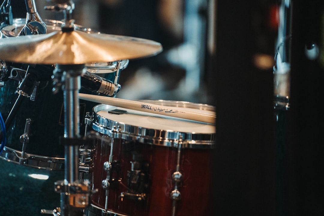 découvrez l'univers captivant des instruments de percussion, leur histoire, leurs techniques de jeu et comment ils ajoutent du rythme et de la profondeur à la musique. apprenez à maîtriser des instruments variés, des tambours aux marimbas, et plongez dans le monde vibrant de la percussion.