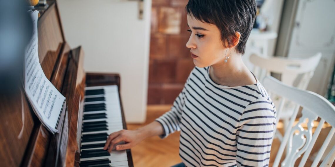 femme-jouant-du-piano