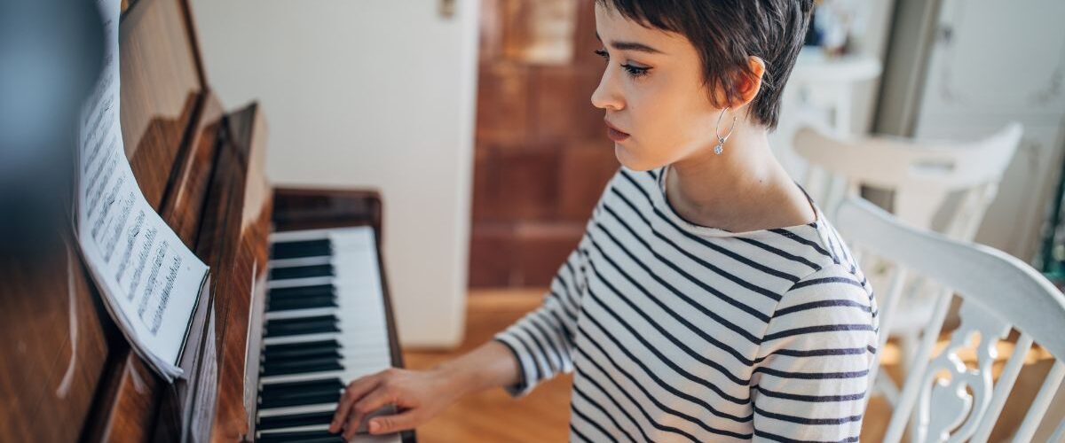 femme-jouant-du-piano