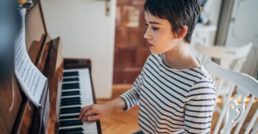 femme-jouant-du-piano