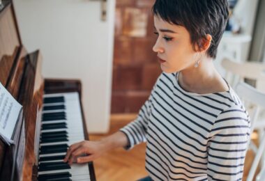 femme-jouant-du-piano